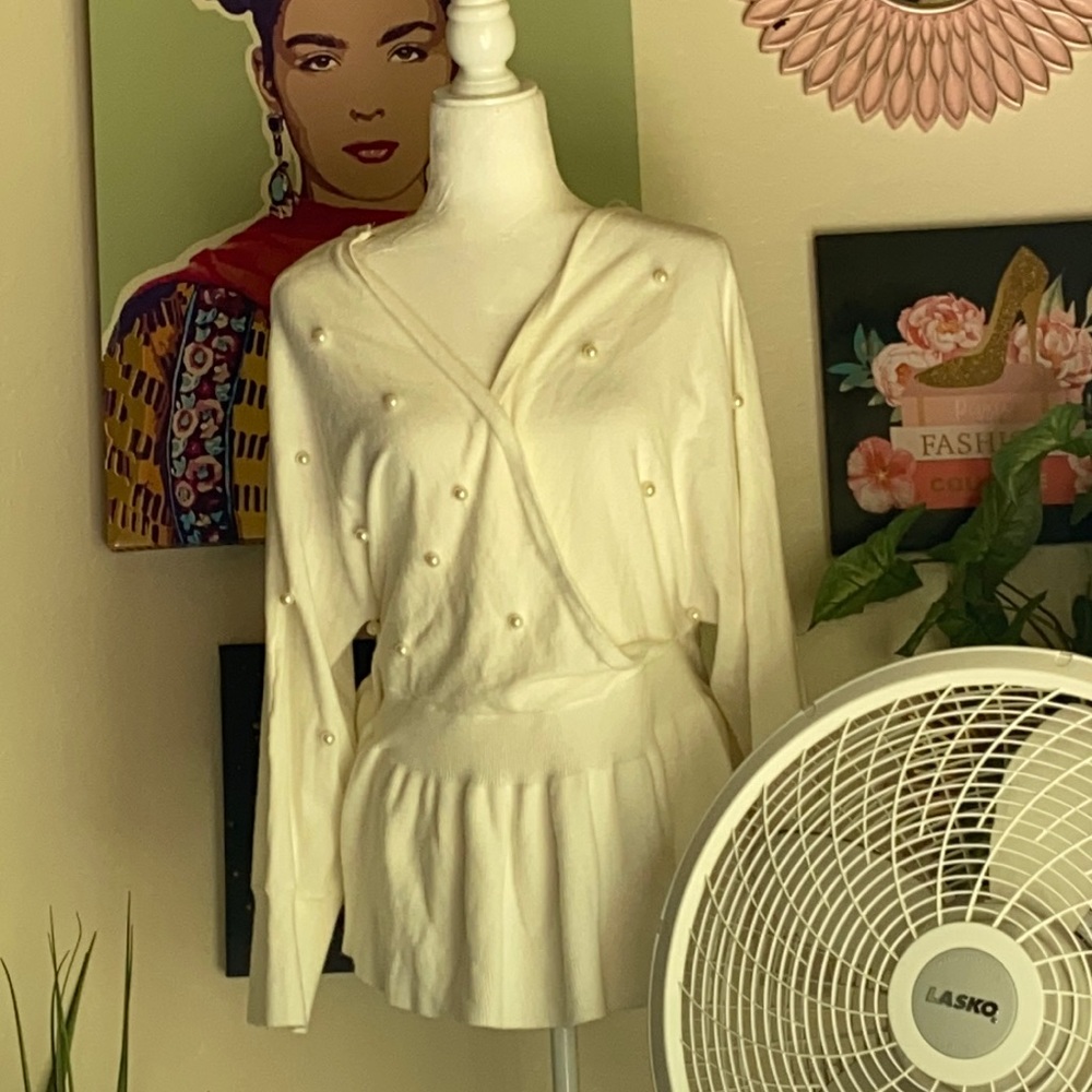 Plus size white plung Pearl sweater size 3x